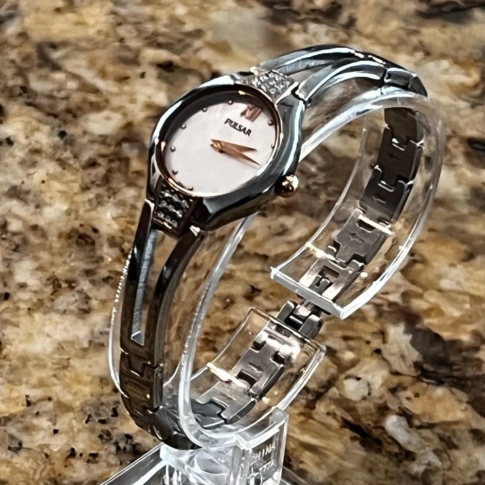 Pulsar by Seiko NIB Small Petite Round Silver Gold Ladies Watch Working
